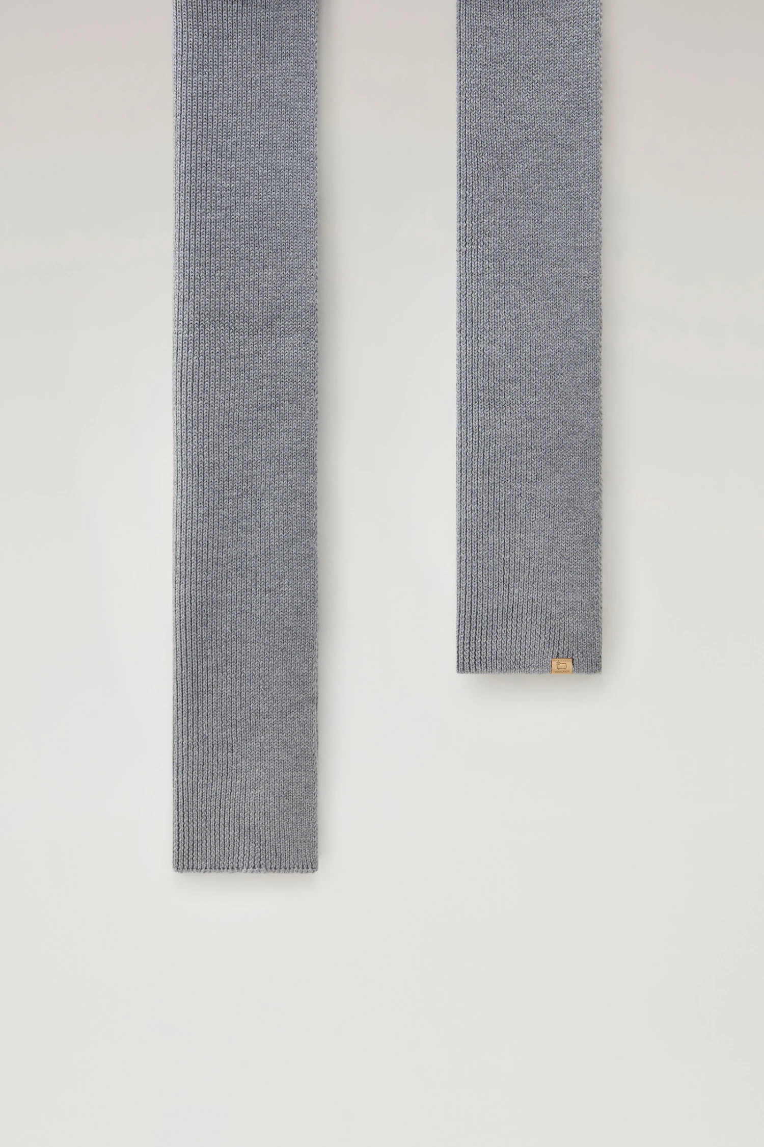 Woolrich Sciarpa A Costine In Pura Lana Vergine Merino - Uomo - Grigio 4 Woolrich Sciarpa A Costine In Pura Lana Vergine Merino - Uomo - Grigio - immagine 2