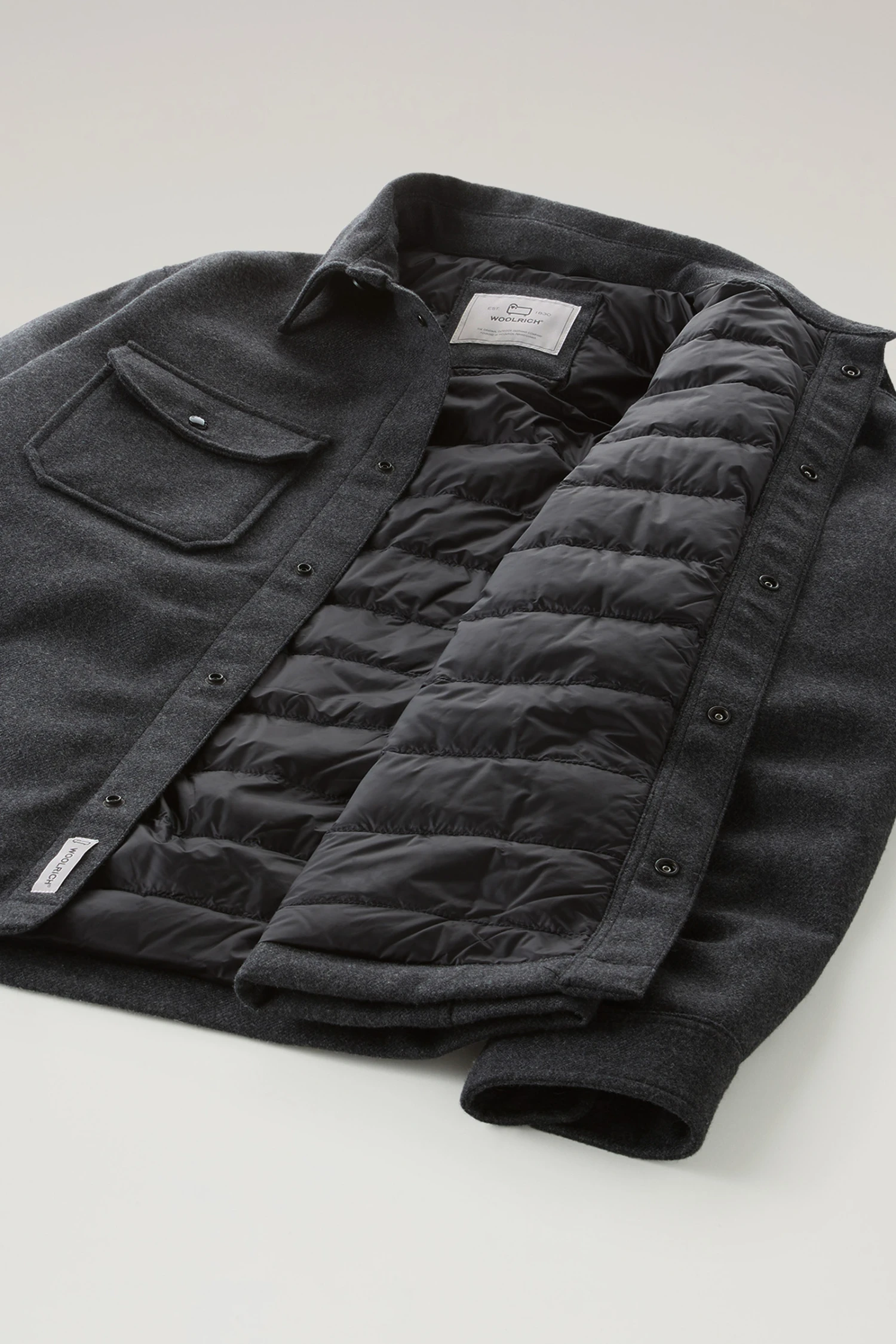 Woolrich Giacca A Camicia Imbottita Alaskan In Misto Lana Italiana Riciclata - Uomo - Grigio 12 Woolrich Giacca A Camicia Imbottita Alaskan In Misto Lana Italiana Riciclata - Uomo - Grigio - immagine 10