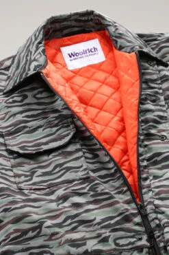 Tuta Cargo Con Stampa Shadowbark Serving The People / Woolrich - Uomo - Verde -Offerta Economica Vestiario CFWOOU0673MRUT3286 7385 11