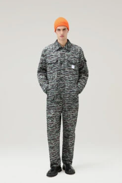 Tuta Cargo Con Stampa Shadowbark Serving The People / Woolrich - Uomo - Verde