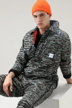 Tuta Cargo Con Stampa Shadowbark Serving The People / Woolrich - Uomo - Verde -Offerta Economica Vestiario CFWOOU0673MRUT3286 7385 3