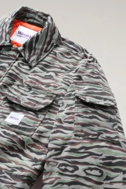 Tuta Cargo Con Stampa Shadowbark Serving The People / Woolrich - Uomo - Verde -Offerta Economica Vestiario CFWOOU0673MRUT3286 7385 6