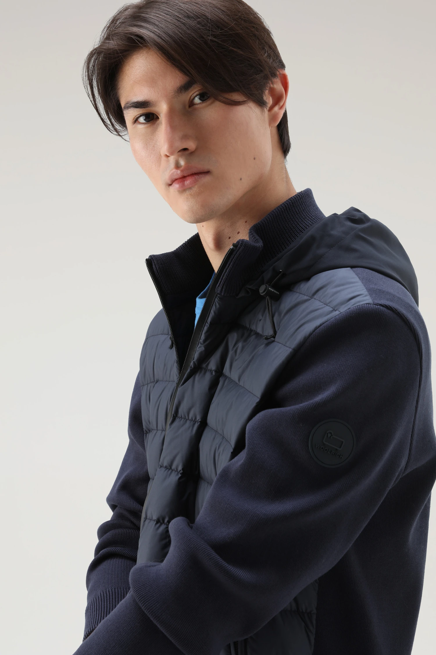 Woolrich Giacca Sundance Hybrid In Microfibra Trapuntata E Puro Cotone Con Cappuccio - Uomo - Blu 6 Woolrich Giacca Sundance Hybrid In Microfibra Trapuntata E Puro Cotone Con Cappuccio - Uomo - Blu - immagine 4