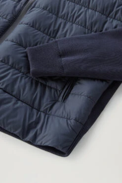 Woolrich Giacca Sundance Hybrid In Microfibra Trapuntata E Puro Cotone Con Cappuccio - Uomo - Blu 19 Woolrich Giacca Sundance Hybrid In Microfibra Trapuntata E Puro Cotone Con Cappuccio - Uomo - Blu -Offerta Economica Vestiario CFWOOU0696MRUT2635 3989 7