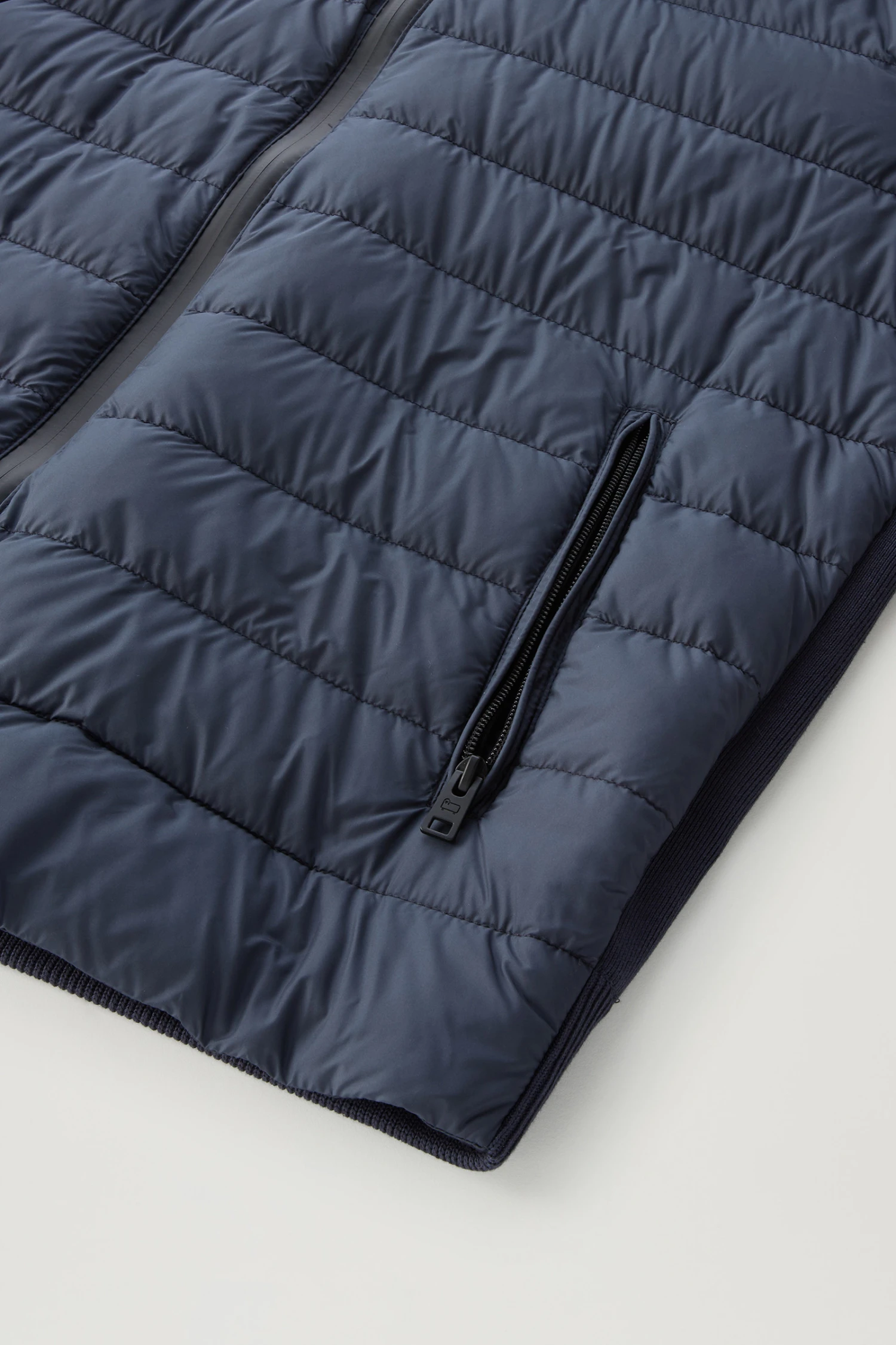 Woolrich Giacca Sundance Hybrid In Microfibra Trapuntata E Puro Cotone Con Cappuccio - Uomo - Blu 11 Woolrich Giacca Sundance Hybrid In Microfibra Trapuntata E Puro Cotone Con Cappuccio - Uomo - Blu - immagine 9