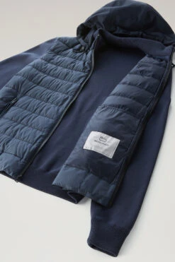 Woolrich Giacca Sundance Hybrid In Microfibra Trapuntata E Puro Cotone Con Cappuccio - Uomo - Blu 21 Woolrich Giacca Sundance Hybrid In Microfibra Trapuntata E Puro Cotone Con Cappuccio - Uomo - Blu -Offerta Economica Vestiario CFWOOU0696MRUT2635 3989 9