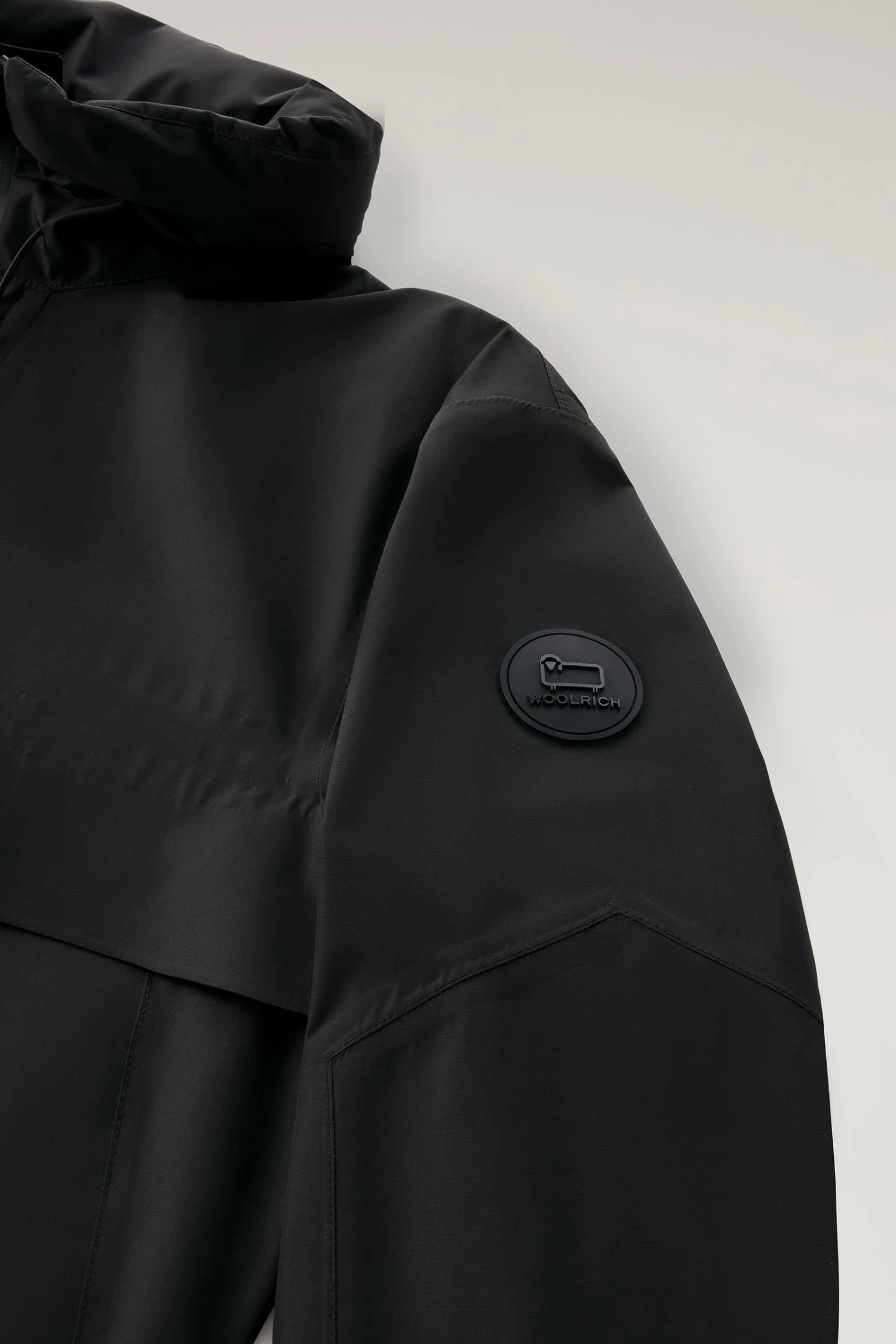 Woolrich Giacca High Tech In GORE-TEX INFINIUM Impermeabile Con Cappuccio Richiudibile - Uomo - Nero 10 Woolrich Giacca High Tech In GORE-TEX INFINIUM Impermeabile Con Cappuccio Richiudibile - Uomo - Nero - immagine 8