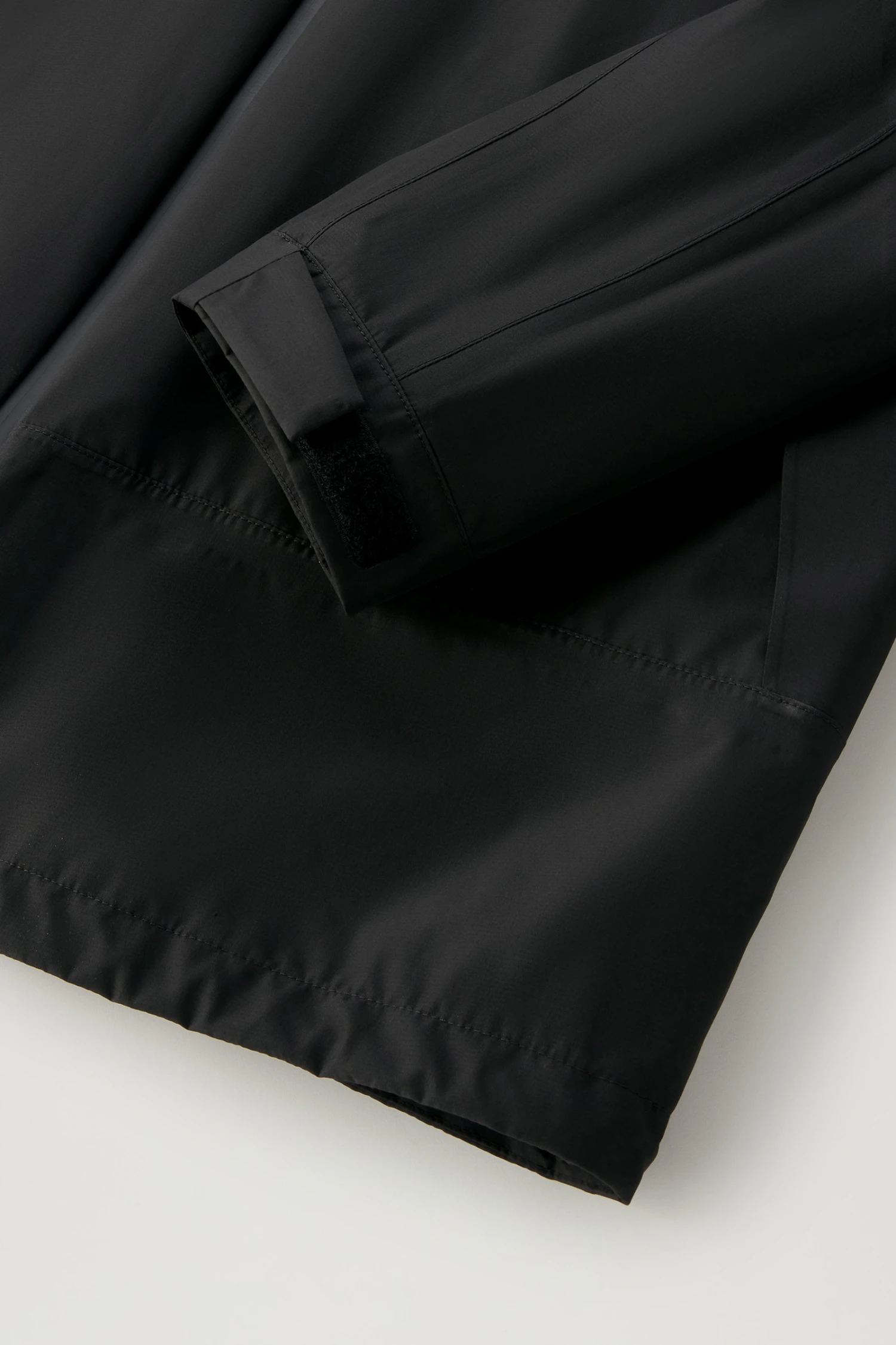 Woolrich Giacca High Tech In GORE-TEX INFINIUM Impermeabile Con Cappuccio Richiudibile - Uomo - Nero 11 Woolrich Giacca High Tech In GORE-TEX INFINIUM Impermeabile Con Cappuccio Richiudibile - Uomo - Nero - immagine 9