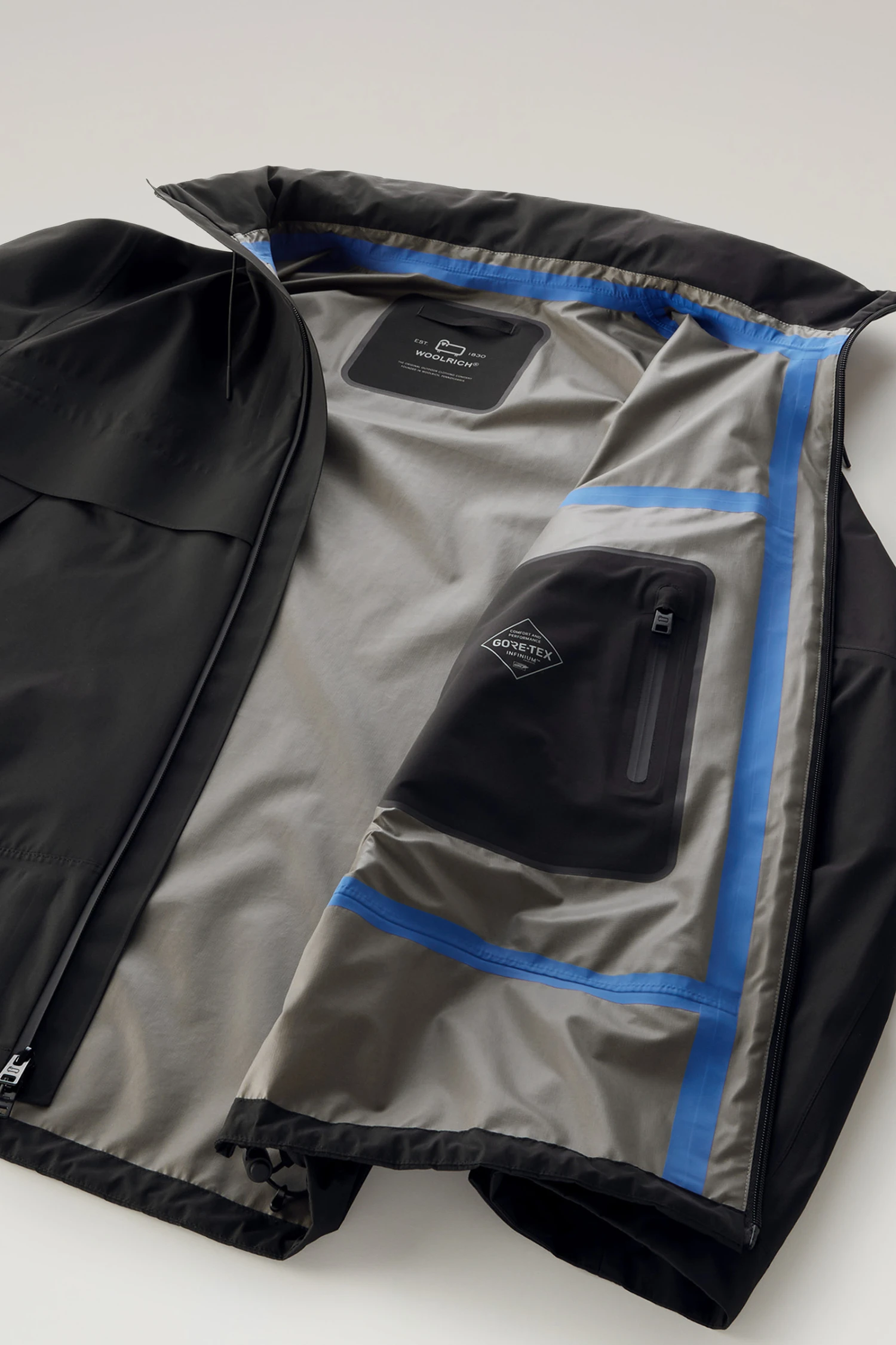 Woolrich Giacca High Tech In GORE-TEX INFINIUM Impermeabile Con Cappuccio Richiudibile - Uomo - Nero 12 Woolrich Giacca High Tech In GORE-TEX INFINIUM Impermeabile Con Cappuccio Richiudibile - Uomo - Nero - immagine 10