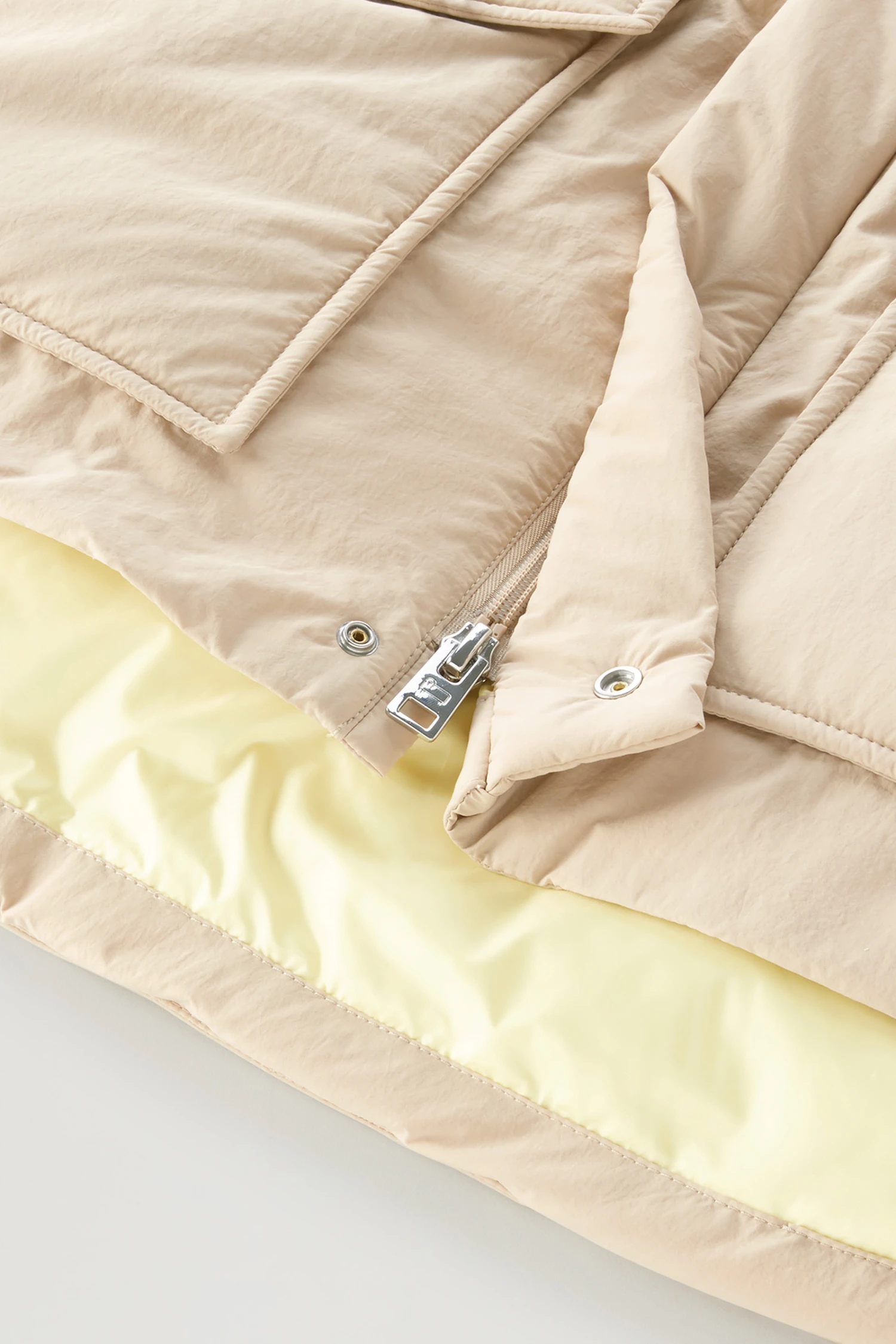 Woolrich Giacca Aleutian In Nylon Eco Taslan Imbottita Con Cappuccio Removibile - Uomo - Beige 13 Woolrich Giacca Aleutian In Nylon Eco Taslan Imbottita Con Cappuccio Removibile - Uomo - Beige - immagine 11