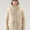 Woolrich Giacca Aleutian In Nylon Eco Taslan Imbottita Con Cappuccio Removibile - Uomo - Beige 2 Woolrich Giacca Aleutian In Nylon Eco Taslan Imbottita Con Cappuccio Removibile - Uomo - Beige -Offerta Economica Vestiario CFWOOU0715MRUT3327 4377