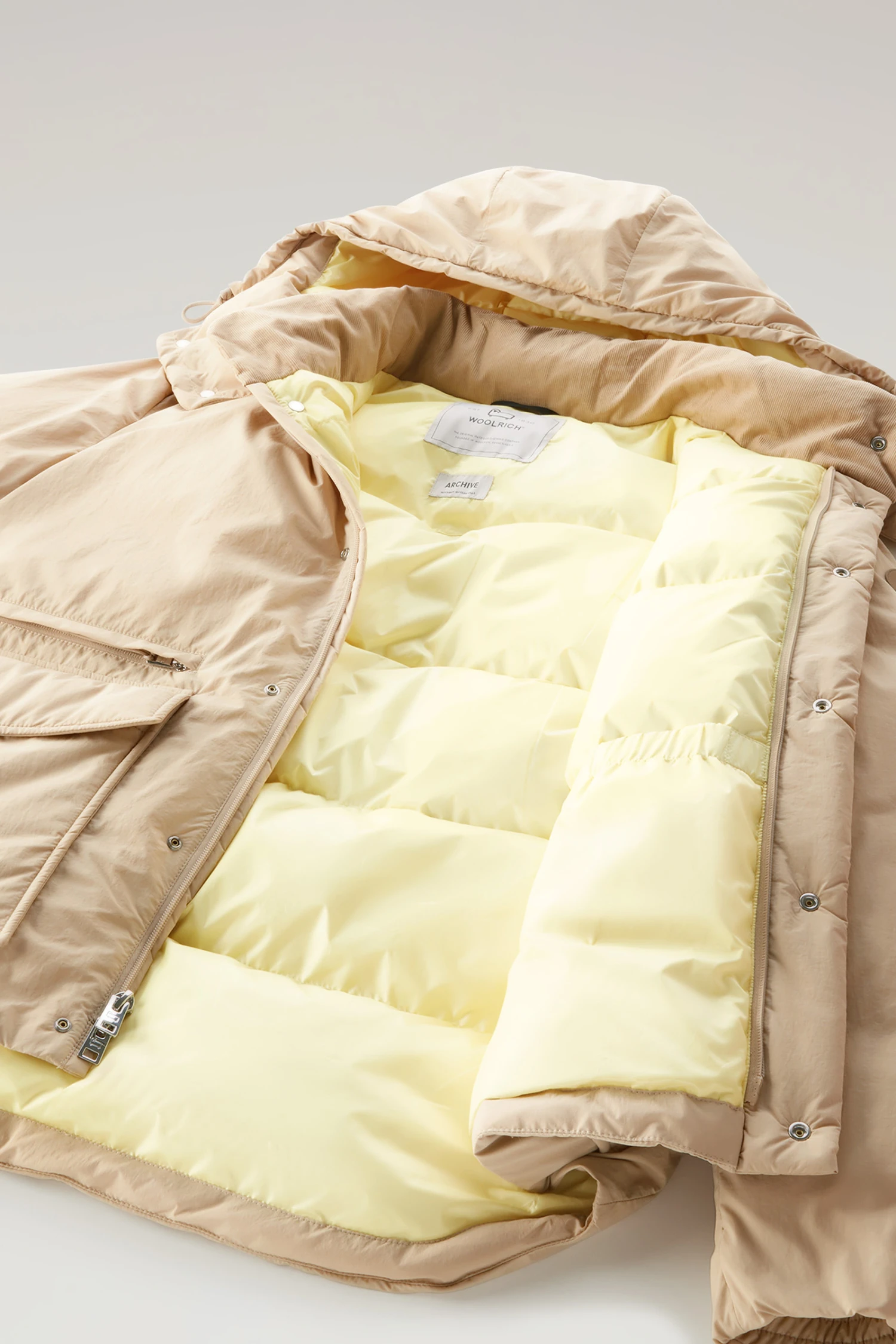 Woolrich Giacca Aleutian In Nylon Eco Taslan Imbottita Con Cappuccio Removibile - Uomo - Beige 14 Woolrich Giacca Aleutian In Nylon Eco Taslan Imbottita Con Cappuccio Removibile - Uomo - Beige - immagine 12