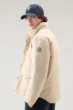Woolrich Giacca Aleutian In Nylon Eco Taslan Imbottita Con Cappuccio Removibile - Uomo - Beige 18 Woolrich Giacca Aleutian In Nylon Eco Taslan Imbottita Con Cappuccio Removibile - Uomo - Beige -Offerta Economica Vestiario CFWOOU0715MRUT3327 4377 3
