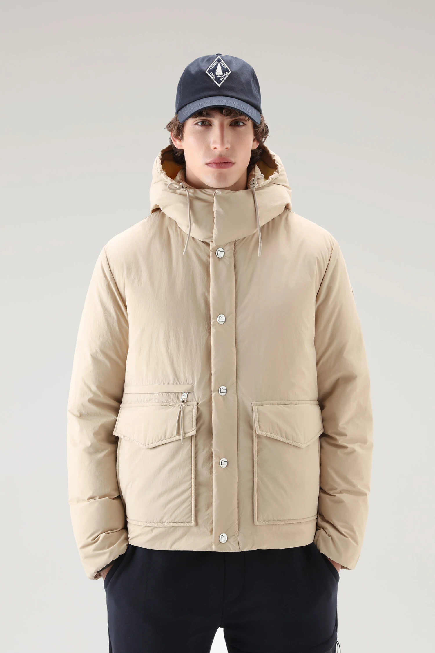 Woolrich Giacca Aleutian In Nylon Eco Taslan Imbottita Con Cappuccio Removibile - Uomo - Beige 3 Woolrich Giacca Aleutian In Nylon Eco Taslan Imbottita Con Cappuccio Removibile - Uomo - Beige