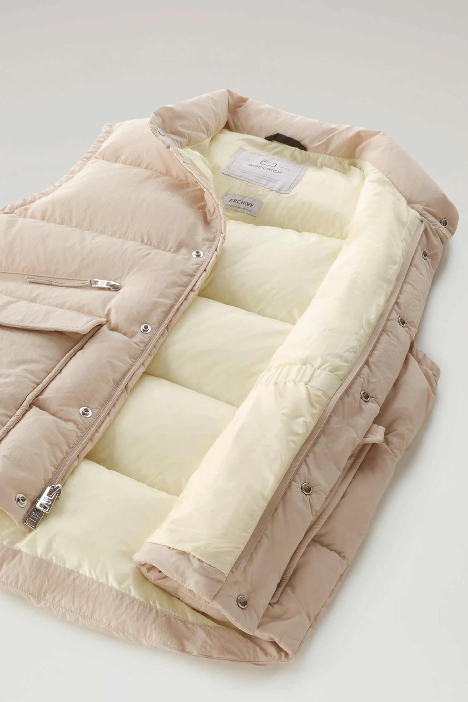 Woolrich Gilet Aleutian In Nylon Riciclato Eco Taslan Trapuntato - Uomo - Beige 11 Woolrich Gilet Aleutian In Nylon Riciclato Eco Taslan Trapuntato - Uomo - Beige - immagine 9