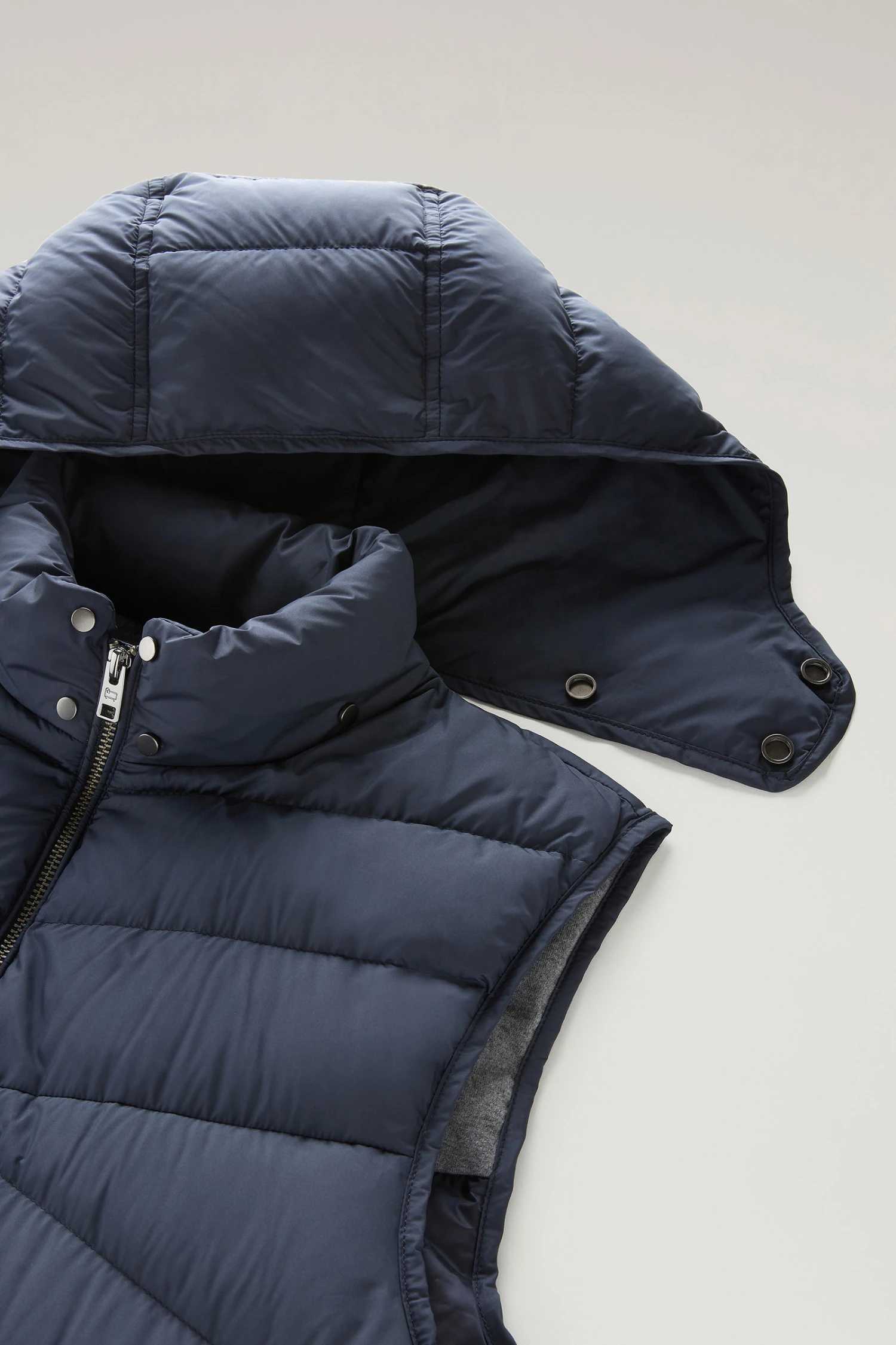 Woolrich Gilet Sundance Trapuntato In Microfibra Con Cappuccio Removibile - Uomo - Blu 9 Woolrich Gilet Sundance Trapuntato In Microfibra Con Cappuccio Removibile - Uomo - Blu - immagine 7