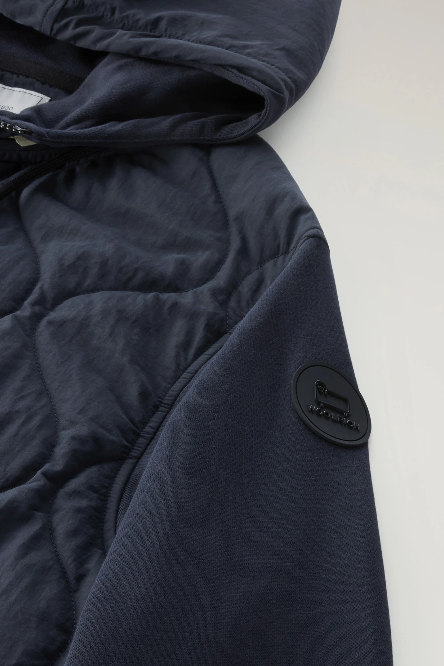 Woolrich Felpa Con Zip Ibrida In Cotone E Nylon Trapuntato Taslan Con Cappuccio - Uomo - Blu 9 Woolrich Felpa Con Zip Ibrida In Cotone E Nylon Trapuntato Taslan Con Cappuccio - Uomo - Blu - immagine 7