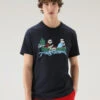 Woolrich T-shirt In Puro Cotone Con Illustrazione - Uomo - Blu -Offerta Economica Vestiario CFWOTE0095MRUT3370 3989