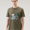 Woolrich T-shirt In Puro Cotone Con Illustrazione - Uomo - Verde 1 Woolrich T-shirt In Puro Cotone Con Illustrazione - Uomo - Verde -Offerta Economica Vestiario CFWOTE0095MRUT3370 614