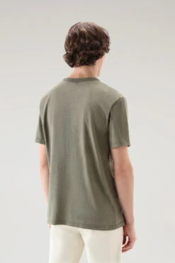 Woolrich T-shirt In Puro Cotone Tinto In Capo Con Logo Sheep - Uomo - Verde 12 Woolrich T-shirt In Puro Cotone Tinto In Capo Con Logo Sheep - Uomo - Verde -Offerta Economica Vestiario CFWOTE0096MRUT3369 614 2