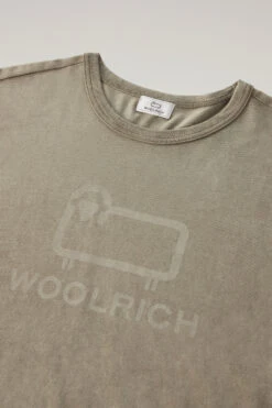 Woolrich T-shirt In Puro Cotone Tinto In Capo Con Logo Sheep - Uomo - Verde 15 Woolrich T-shirt In Puro Cotone Tinto In Capo Con Logo Sheep - Uomo - Verde -Offerta Economica Vestiario CFWOTE0096MRUT3369 614 5