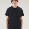 Woolrich T-shirt Con Tasca In Nylon Taslan - Uomo - Blu