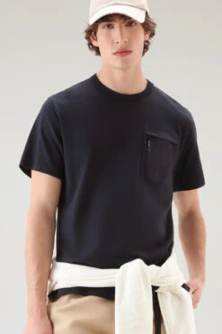 Woolrich T-shirt Con Tasca In Nylon Taslan - Uomo - Blu -Offerta Economica Vestiario CFWOTE0100MRUT3378 3989 3