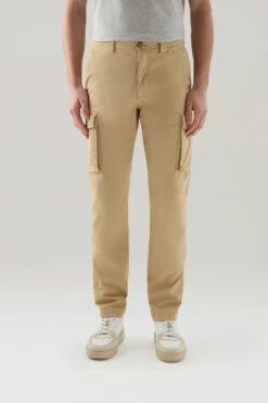 Woolrich Pantaloni Cargo Tinti In Capo In Twill Di Cotone Elasticizzato - Uomo - Beige
