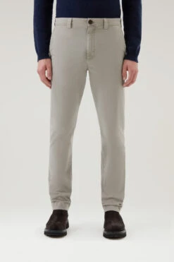Woolrich Pantaloni Chino Tinti In Capo In Twill Di Cotone Elasticizzato - Uomo - Marrone