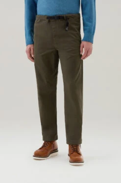 Woolrich Pantaloni Chino Tinti In Capo In Twill Di Cotone Elasticizzato - Uomo - Verde