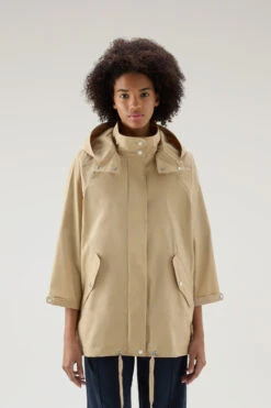 Woolrich Giacca A Vento Leggera In Urban Touch Con Cappuccio Staccabile - Donna - Beige