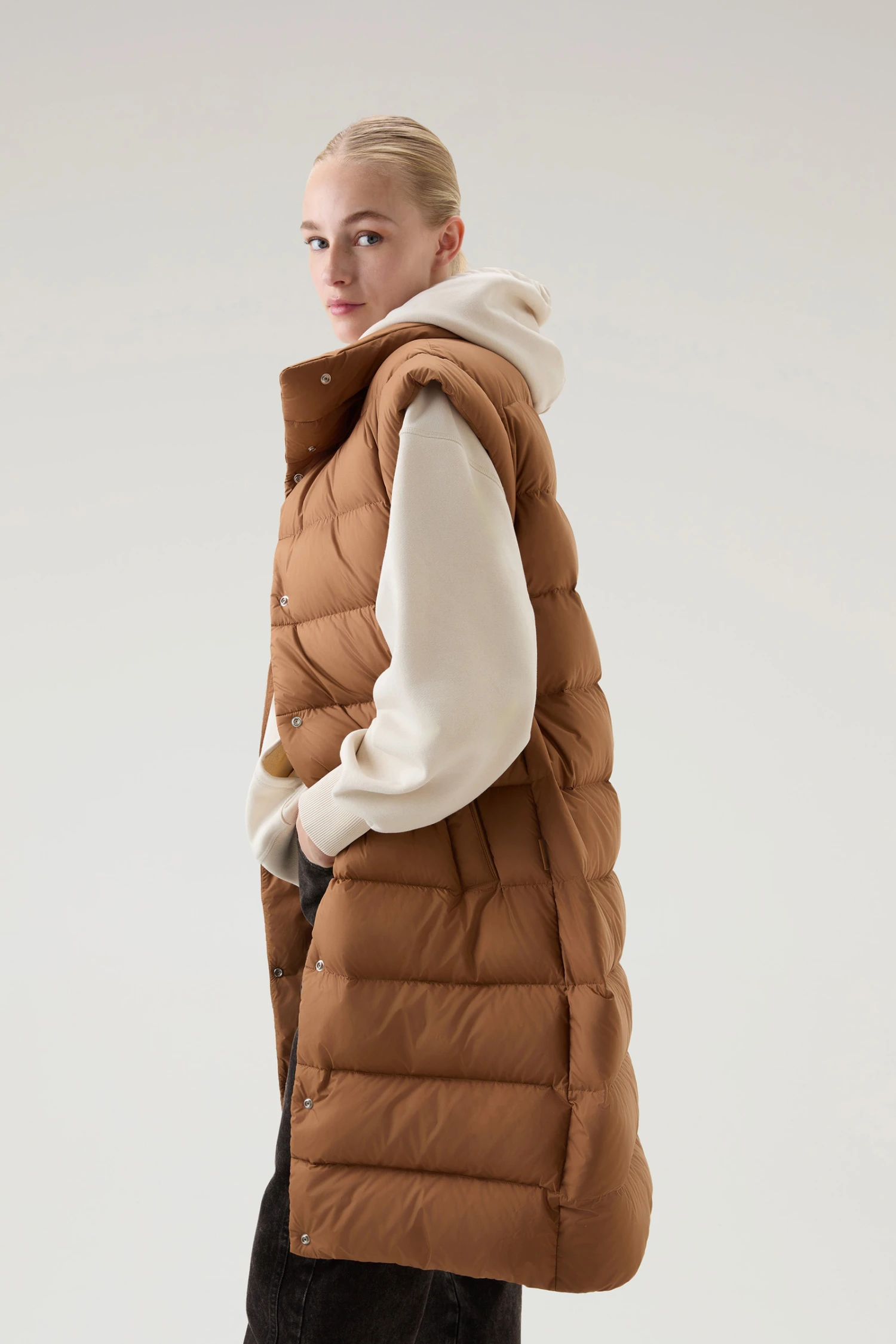 Woolrich Gilet Lungo Ellis Trapuntato In Microfibra - Donna - Marrone 6 Woolrich Gilet Lungo Ellis Trapuntato In Microfibra - Donna - Marrone - immagine 4