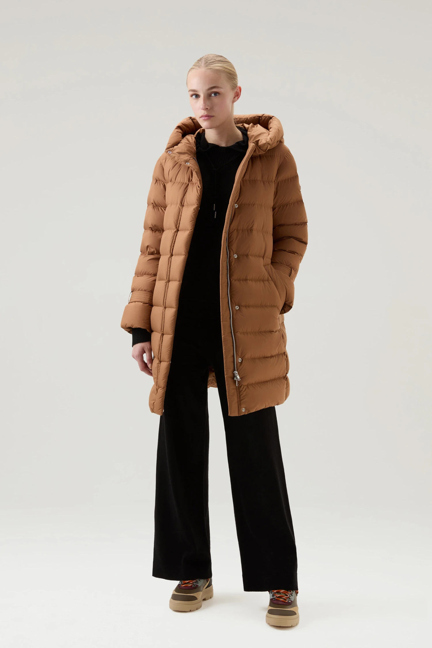 Woolrich Piumino Lungo Ellis Trapuntato In Microfibra - Donna - Marrone 4 Woolrich Piumino Lungo Ellis Trapuntato In Microfibra - Donna - Marrone - immagine 2