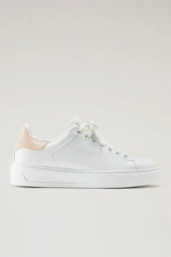 Sneakers Classic Court In Morbida Pelle Con Toppa A Contrasto - Donna - Bianco